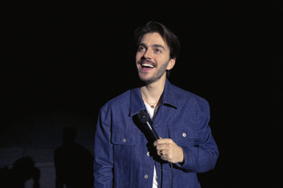 Panayotis Pascot : de nouvelles dates annoncées à Paris pour son spectacle Entre les deux 