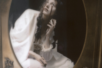 Campagne #32556 - (c) Célia Schoutenden   In loving memory of GS   Série eternal whisper   Autoportrait   courtesy Baxton Gallery   The analog Festival 2024