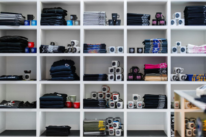 Simulateur de tir, écusson de la Bravm, T-shirt de la BAC, mug de la BRI, champagne des stups… la police ouvre sa boutique à Paris