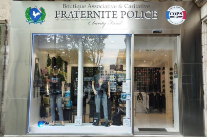 Simulateur de tir, écusson de la Bravm, T-shirt de la BAC, mug de la BRI, champagne des stups… la police ouvre sa boutique à Paris