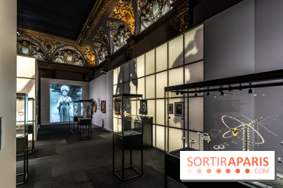 Exposition 'Bijoux de Scène de la Comédie Française' à l'hôtel historique de Mercy-Argenteau qui se dévoile