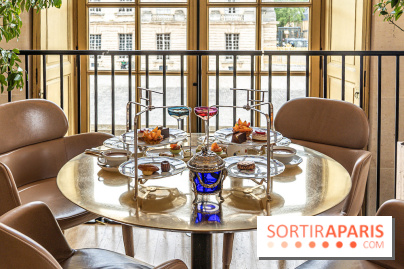 Le Tea Time de la Reine d'Ore à Versailles -  table et vue sur la cour du château