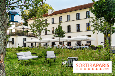 La terrasse dans un jardin avec vue Tour Eiffel du Marguerite 1606 au Domaine de la Reine Margot -  A7C1337