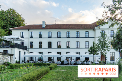 La terrasse dans un jardin avec vue Tour Eiffel du Marguerite 1606 au Domaine de la Reine Margot -  A7C1351