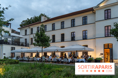La terrasse dans un jardin avec vue Tour Eiffel du Marguerite 1606 au Domaine de la Reine Margot -  A7C1370