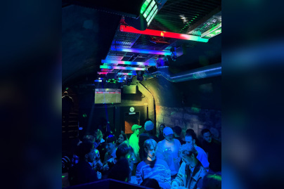 Un lieu de fête énorme : un pub / une discothèque et même un speakeasy-bar caché dans une chapelle souterraine