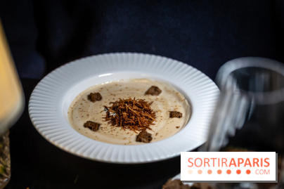 Monsieur Claude, le restaurant par Danny Khezzar à Rueil dans le 92 - LE VELOUTÉ Velouté de topinambours, fève de tonka, chèvre frais ail & fines herbes et chips de panais