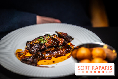 Monsieur Claude, le restaurant par Danny Khezzar à Rueil dans le 92 - L'ONGLET DE LA MAISON METZGER Onglet de bœuf, laquage du Chef, échalote confite, sésame au kimchi, jus de bœuf à l'échalote, et pomme dauphine maison