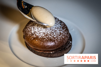 Monsieur Claude, le restaurant par Danny Khezzar à Rueil dans le 92 - TARTE SOUFFLÉ CHOCOLAT Tarte soufflé au chocolat, praliné shitaké, ganache chocolat, siphon Kasha