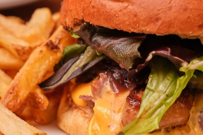 Canard & Champagne à Paris : le meilleur burger de canard à découvrir