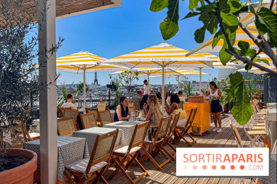 La terrasse estivale du Printemps Haussmann 2025 avec vue sur Paris et la Tour Eiffel