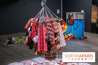 Exposition de vêtements-images de Chalisée Naamani au Palais de Tokyo