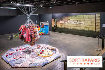 Exposition de vêtements-images de Chalisée Naamani au Palais de Tokyo