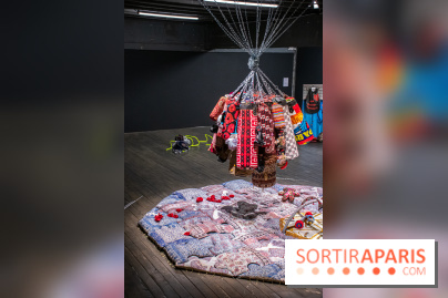 Exposition de vêtements-images de Chalisée Naamani au Palais de Tokyo