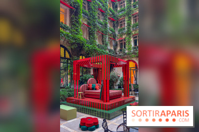 Plaza Athénée : une installation design XXL gratuite signée Uchronia exposée dans la cour du palace