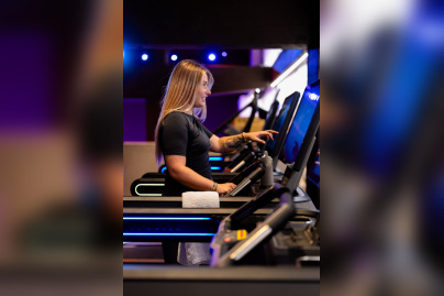 SEMPER Wellness : une salle de sport premium sur les Champs-Elysées - Clara tapis sourire