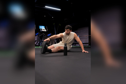 SEMPER Wellness : une salle de sport premium sur les Champs-Elysées - Hugo etirement