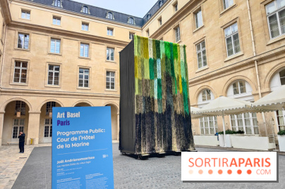 Art Basel Paris 2025 : une installation textile installée dans la cour de l'Hôtel de la Marine - fotor 1760090337078