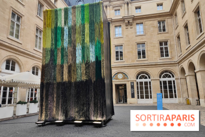 Art Basel Paris 2025 : une installation textile installée dans la cour de l'Hôtel de la Marine