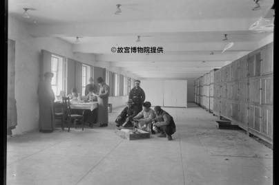 « Un siècle de conservation – de la Cité interdite au Musée du Palais » au Centre Culturel de Chine - 1 12 工作人员在修建完成后延禧宫内工作