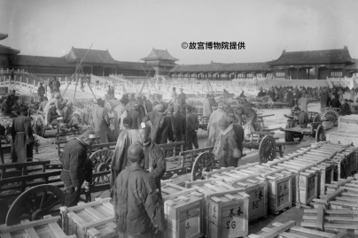 « Un siècle de conservation – de la Cité interdite au Musée du Palais » au Centre Culturel de Chine - 1 23 南迁文物箱在太和门广场集中