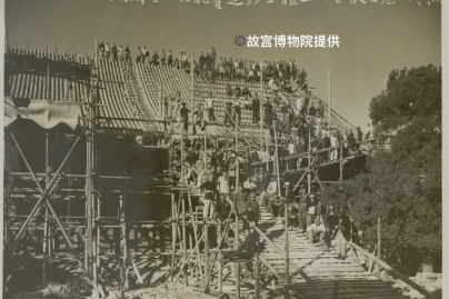 « Un siècle de conservation – de la Cité interdite au Musée du Palais » au Centre Culturel de Chine - 2 1修缮乐寿堂工程竞赛运动全体工人合影留念（1953年）