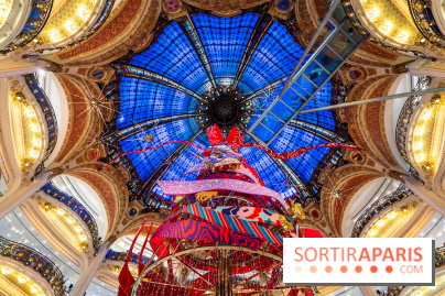 Vitrines et sapin de Noël des Galeries Lafayettes avec Clara Luciani - photos