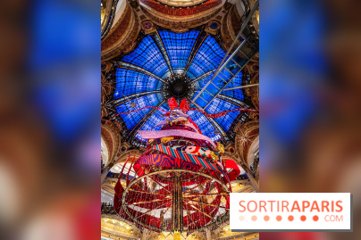 Vitrines et sapin de Noël des Galeries Lafayettes avec Clara Luciani - photos