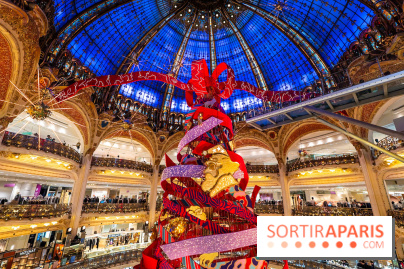 Vitrines et sapin de Noël des Galeries Lafayettes avec Clara Luciani - photos