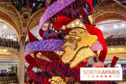 Vitrines et sapin de Noël des Galeries Lafayettes avec Clara Luciani - photos