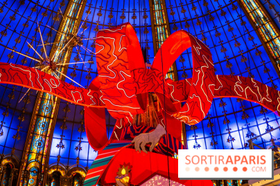 Vitrines et sapin de Noël des Galeries Lafayettes avec Clara Luciani - photos