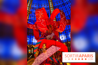 Vitrines et sapin de Noël des Galeries Lafayettes avec Clara Luciani - photos