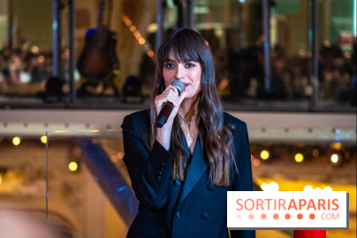 Vitrines et sapin de Noël des Galeries Lafayettes avec Clara Luciani - photos
