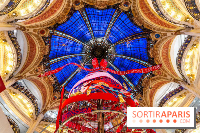 Vitrines et sapin de Noël des Galeries Lafayettes avec Clara Luciani - photos