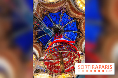 Vitrines et sapin de Noël des Galeries Lafayettes avec Clara Luciani - photos