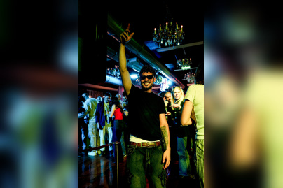 À Paris, Annette K. fait entrer le soleil et chasse la déprime hivernale