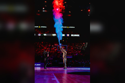 Show d'avant-match spectaculaire avec un speaker sur le terrain et une impressionnante colonne de fumée lumineuse pour le match contre Belgrade.
