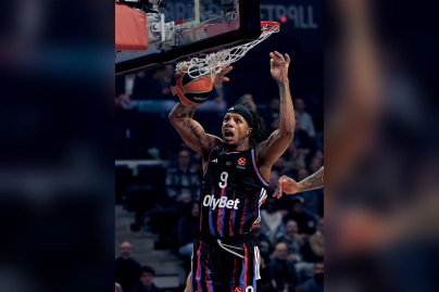 Dunk spectaculaire d'un joueur du Paris Basketball, suspendu à l'arceau du panier lors d'une rencontre d'EuroLeague.