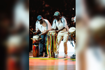 Percussionnistes jouant sur le parquet de l'Adidas Arena pendant un temps mort, illustrant les animations musicales des matchs du Paris Basketball.