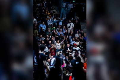 Plan sur un public nombreux, souriant et enthousiaste dans les gradins de l'Adidas Arena pour soutenir le Paris Basketball.