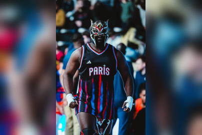 Un catcheur assurant le show lors des animations spectaculaires du Paris Basketball à l'Adidas Arena.