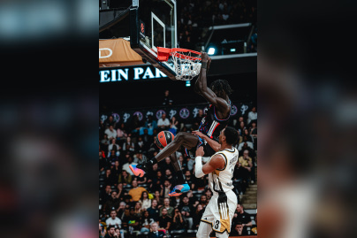 Un dunk puissant et ravageur de Mohamed Faye pour le Paris Basketball lors du derby d'EuroLeague face à l'ASVEL.