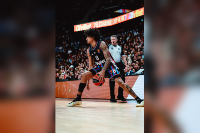 Le joueur Jared Rhoden concentré lors d'un match de prestige d'EuroLeague face à l'Olympiakos à l'Adidas Arena.