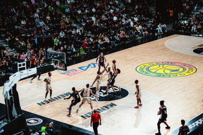 Campagne #36528 - Vue panoramique spectaculaire de l'Adidas Arena à Paris plongée dans une ambiance de show avec jeux de lumières bleus et violets et lasers avant un match du Paris Basketball.