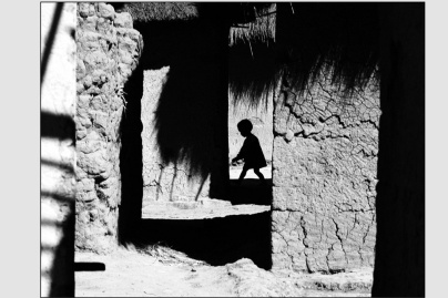 À Paris, Yoyo Maeght dévoile son nouveau coup de cœur artistique : le peintre Sergiu Ciochina. 