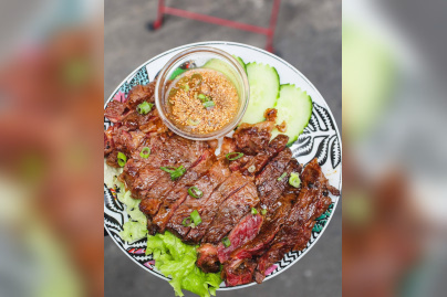 SEP LAÏ à Paris : aperçu des spécialités laotiennes proposées à la carte - Notre larme du tigre   on sait que vous l’adorez, alors on se permet 🐯