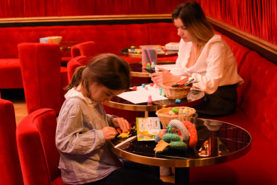 Campagne #36978 - Sacré frenchy Brunch Kids Friendly Salon Pompadour Salle de jeux pour les enfants.