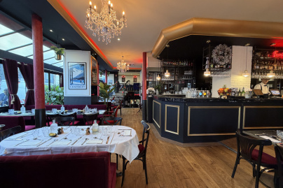 Campagne #36978 - Sacré Frenchy Paris – Rez de chaussée avec tables élégamment dressées dans un décor entièrement renouvelé.