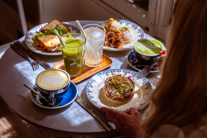 Le Pont Traversé, le coffee shop L'exposition en plein air de Yann Arthus Bertrand a été saccagée par les supporters ce mercredi soir, l'artiste a lancé un appel à l'aide 👉https://sortiraparis.com/r/ajypUfeN gluten se réinvente - table