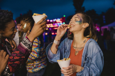 Soirées afterwork années 2000 à l’Hippodrome Paris-Vincennes - iStock 1125678990
